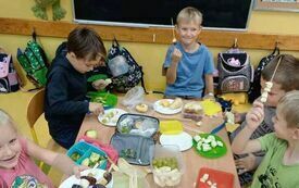 Daria, Adam, Ignacy, Szymon K., Szymon P. wykonują szaszłyki owocowe.