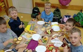 Antoni, Franciszek, Mieszko, Szymon R. i Szymon K. wykonują szaszłyki owocowe.