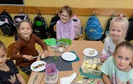 Lena, Julia, Antonina, Hanna i Barbara wykonują szaszłyki owocowe.