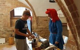 Kuba uczeń kl. VII pr&oacute;buje rozbić metal przed wycinaniem monet