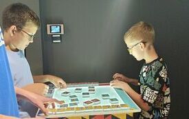 Jakub i Wojciech uczniowie kl. VII pr&oacute;bują stworzyć własną muzykę