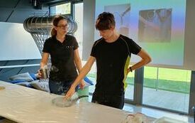 Dawid uczeń kl. VIII bierze udział w doświadczeniu z ciekłym azotem