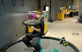 Cyprian uczeń kl. VII doświadcza praw fizyki