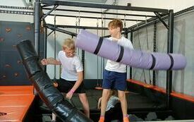 Cyprian i Wojciech uczniowie kl. VII walczą wałkami piankowymi