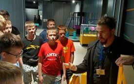 Animator tłumaczy uczniom kl. VII i kl. VIII zasady korzystania z nadajnika alfabetu morsa