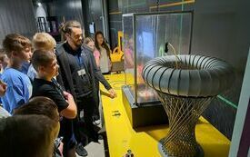 Animator przedstawia uczniom działanie Wieży Ciśnień