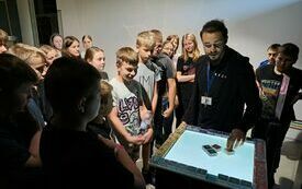 Animator demonstruje spos&oacute;b tworzenia własnej muzyki