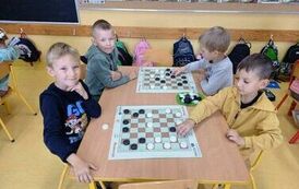 Chłopcy koncentrują się na grze