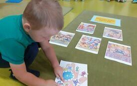 Szymon przykleja wirusy.