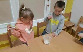 Miłosz i Bianka podczas eksperymentu z pianą.