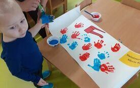 Marcel wykonuje odcisk dloni.