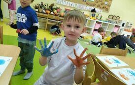 J&oacute;zio z pomalowanymi dłońmi.