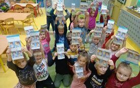 Jeżyki prezentują wykonaną pracę nt. Co trzeba zrobić, aby mieć czyste ręce.