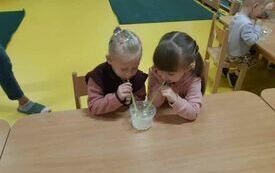 Hania i Oliwka robią pianę z płynu do kąpieli.