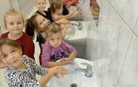 Dziewczynki z kl. 0 myją ręce według instrukcji  - 6 skok&oacute;w do naprawdę czystych rąk.
