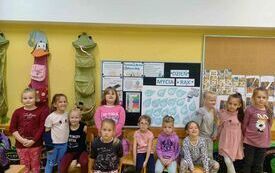 Dziewczynki na tle plakatu DZIEŃ MYCIA RĄK.