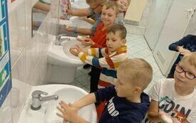 Chłopcy z kl. 0 myją ręce według instrukcji  - 6 skok&oacute;w do naprawdę czystych rąk.