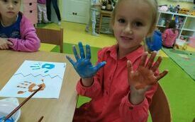 Amelka w trakcie wykonywania pracy plastycznej.