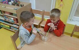 Alan i Franio eksperymentują z mydłem.