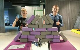 Wojciech i Patryk uczniowie kl. VII prezentują konstrukcję zbudowanego mostu