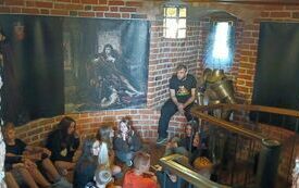 Uczniowie słuchają opowieści o rodzie książąt mazowieckich