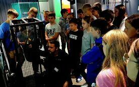 Uczniowie obserwują urządzenie wytwarzające energię