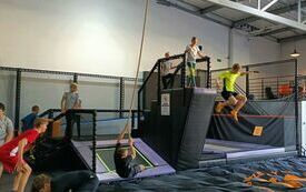 Uczniowie korzystają z parku trampolin