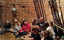 Uczniowie kl. VII i kl. VIII w komnacie - zbrojownia