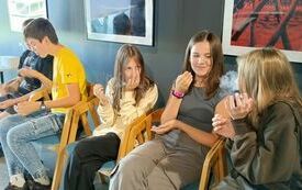 Uczniowie kl. VII i kl. VIII spożywają pianki zanurzone w ciekłym azocie