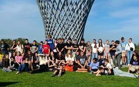 Uczestnicy wycieczki na tarasie widokowym przy Wieży Ciśnień