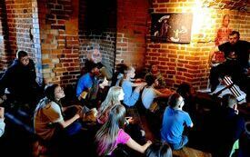 Przewodnik opowiada o okolicznościach założenia Zamku Książąt Mazowieckich