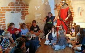 Przewodnik opowiada historię księcia Konrada Mazowieckiego