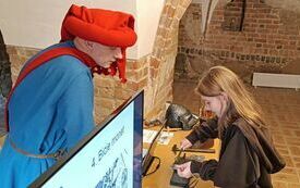 Martyna uczennica kl. VII wycina własny krążek menniczny