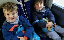 Olek i Staś  podczas podr&oacute;ży.