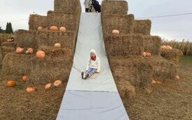 Lila na zjeżdżalni ze słomy.