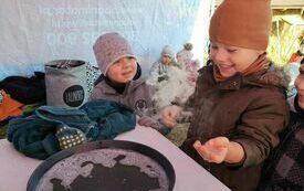 Leonard i Kubuś bawią się pianą.