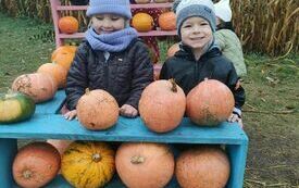 Kalinka i Leon pozują z dyniami.