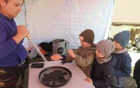 Chłopcy łapią bańki mydlane.