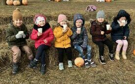 Przedszkolaki z grupy Smerfy piją herbatę na łonie natury.