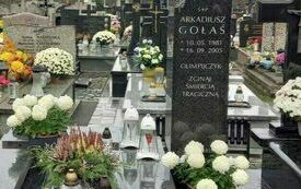 Światełko pamięci na pomniku Ostrołęckiego Olimpijczyka Arkadiusza Gołasia