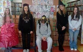 Uczniowie kl. 6 na bajkowej ściance