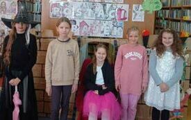 Uczennice z kl. 3 na bajkowej ściance