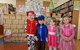 Ekipa "Psiego Patrolu" pozuje do pamiątkowego zdjęcia.