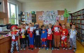 Chłopcy z kl. 0 z dyplomami za udział w konkursie plastycznym z okazji Dnia Postaci z Bajek