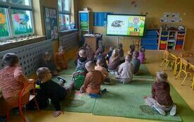 Dzieci oglądają film edukacyjny JEŻ