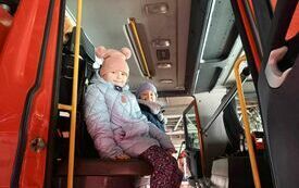 Wiktoria i Barbara w wozie strażackim