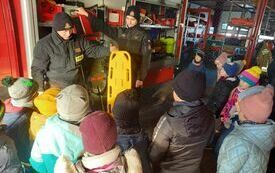 Strażacy prezentują wyposażenie wozu strażackiego 2