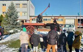 Pan Kamil prezentuje zabytkowy w&oacute;z strażacki