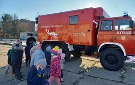 Pan Kamil prezentuje w&oacute;z ratownictwa wodnego