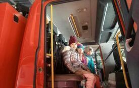 Julia, Hanna i Szymon P. w wozie strażackim